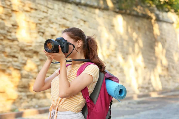 Kobieta Turysta Robi Zdjęcia Ulicy Miasta — Zdjęcie stockowe