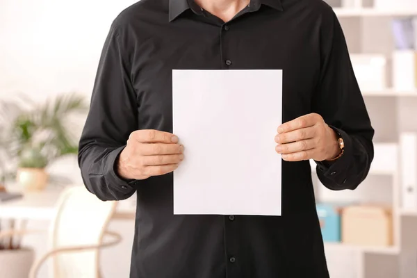 Homem Com Folha Papel Branco Escritório — Fotografia de Stock