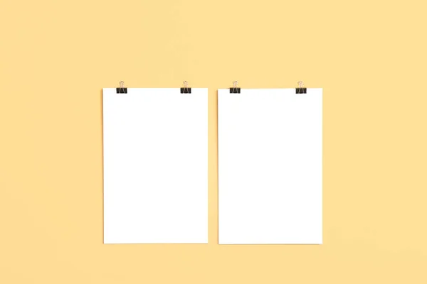 Carteles Blanco Colgados Pared Color —  Fotos de Stock