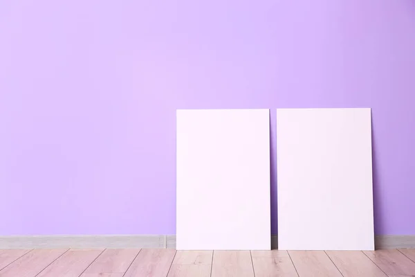 Carteles Blanco Cerca Pared Color —  Fotos de Stock