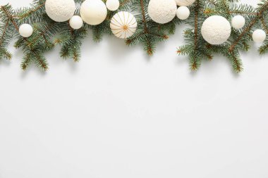 Beyaz arka planda güzel bir Noel kompozisyonu
