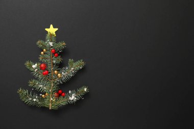 Karanlık arka planda güzel bir Noel kompozisyonu
