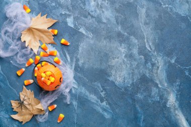 Cadılar Bayramı kompozisyonu koyu arkaplanda lezzetli mısır şekerleri