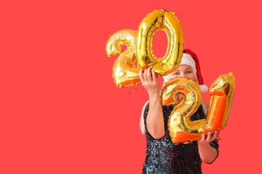 Renk geçmişi 2021 olan yaşlı bir kadın. Yeni yıl kutlaması