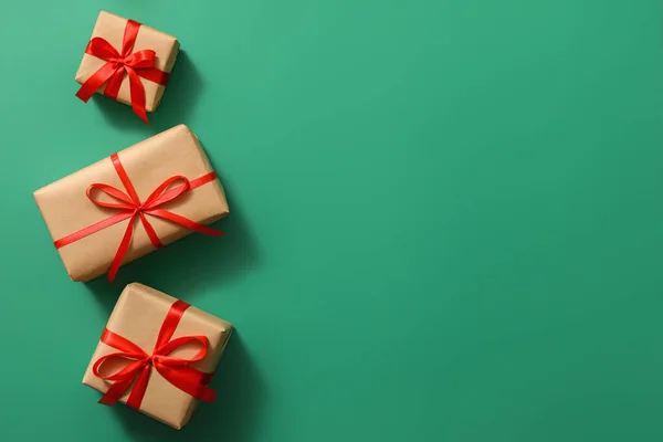 Hermosas Cajas Regalo Navidad Sobre Fondo Color — Foto de Stock