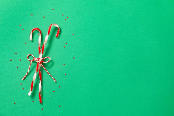 Schöne Weihnachten Zuckerstangen Auf Farbigem Hintergrund — Stockfoto