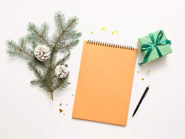 Gyönyörű Karácsonyi Kompozíció Üres Notebook Fehér Háttér — Stock Fotó