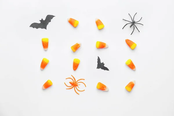 Halloween Složení Chutnými Sladkosti Kukuřice Bílém Pozadí — Stock fotografie