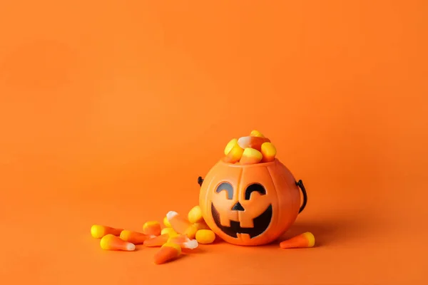 Košík Chutnými Sladkosti Kukuřice Halloween Barevném Pozadí — Stock fotografie