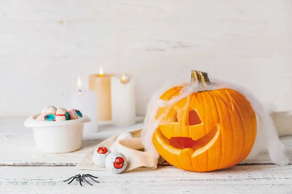 Composição Halloween Com Doces Saborosos Abóbora Fundo Madeira Branco — Fotografia de Stock