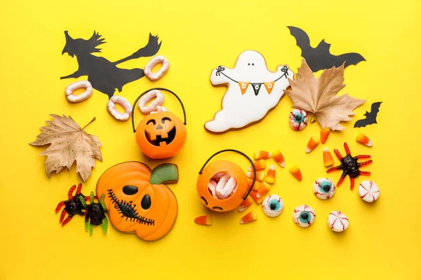 Composizione Halloween Con Gustosi Dolcetti Sfondo Colori — Foto Stock