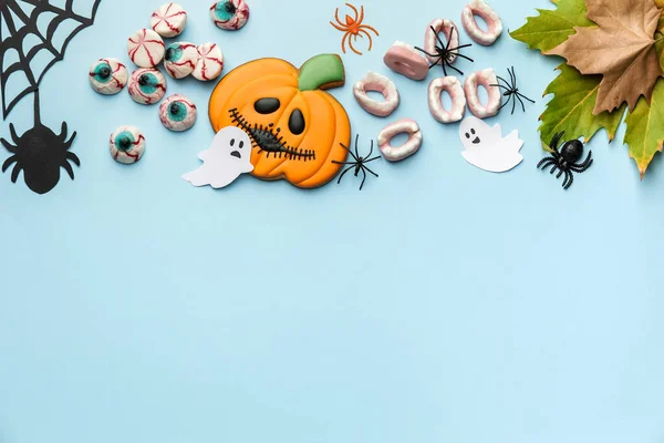 Composizione Halloween Con Gustosi Dolcetti Sfondo Colori — Foto Stock