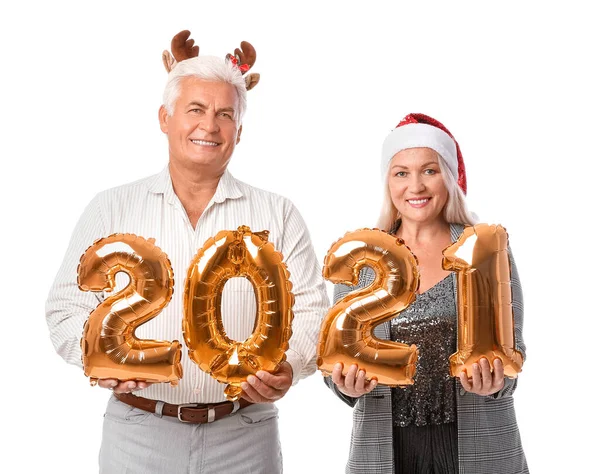 Ouderen Paar Met Figuren 2021 Witte Achtergrond Nieuwjaarsviering — Stockfoto