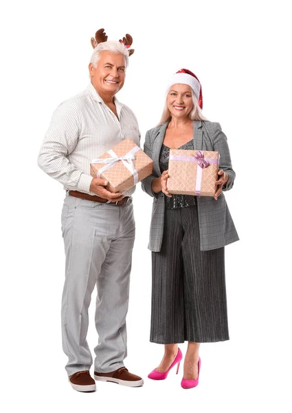 Casal Idosos Com Presentes Natal Fundo Branco — Fotografia de Stock