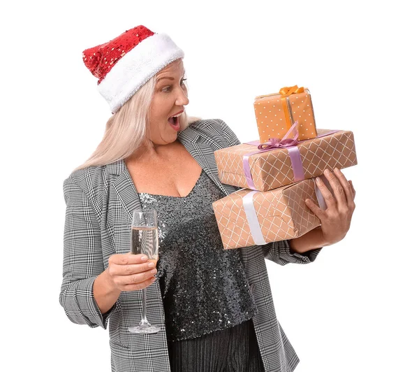 Mulher Idosa Com Presentes Natal Champanhe Sobre Fundo Branco — Fotografia de Stock