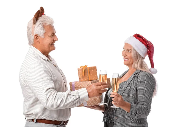 Casal Idosos Com Presentes Natal Champanhe Sobre Fundo Branco — Fotografia de Stock
