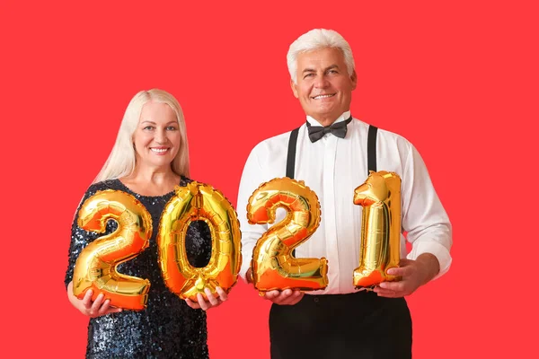 Ouderen Paar Met Figuur 2021 Kleur Achtergrond Nieuwjaarsviering — Stockfoto
