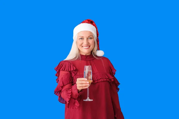 Mulher Idosa Com Champanhe Celebrando Natal Fundo Cor — Fotografia de Stock