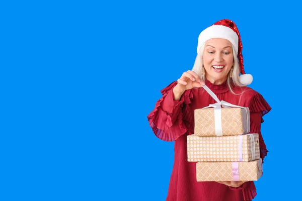 Elderly Woman Christmas Gifts Color Background — Stock Photo, Image