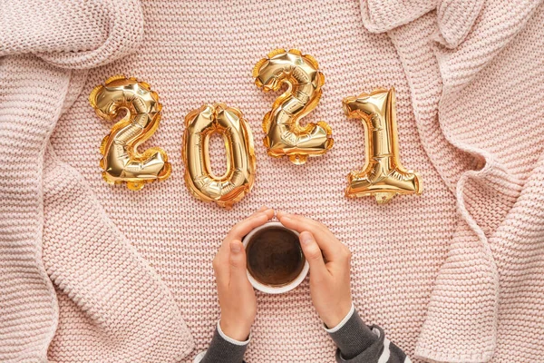 Figura 2020 Hecha Globos Manos Femeninas Con Taza Café Sobre — Foto de Stock