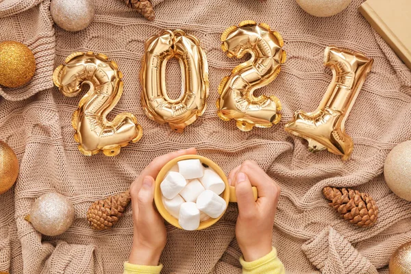 Figur 2020 Gjord Ballonger Och Kvinnliga Händer Med Kopp Varm — Stockfoto