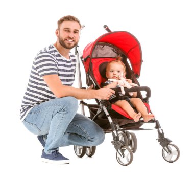 Babası ve bebeği bebek arabasında beyaz arka planda.