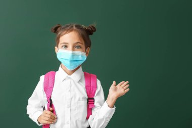 Renkli maskeli küçük okul kızı. Coronavirüs salgını