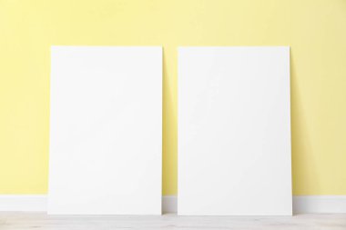 Renk duvarının yanında boş posterler