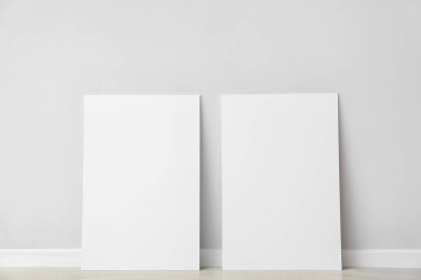 Işık duvarının yanında boş posterler