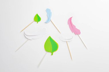 Beyaz arka planda şık top kekler