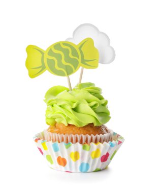 Beyaz arka planda şık kaplamalı lezzetli bir kek.