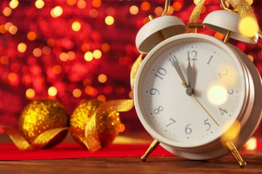 Masadaki çalar saat bulanık ışıklara karşı. Noel zamanı