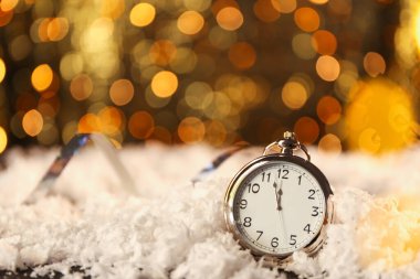 Bulanık ışıklara karşı karda cep nöbeti. Noel zamanı