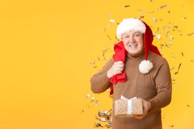 Yılbaşı hediyesi olan yaşlı bir adam.