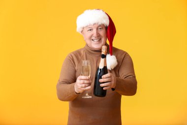 Şampanyalı yaşlı adam Noel 'i renklerle kutluyor