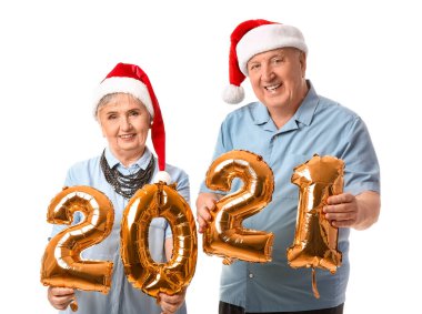 Beyaz arka planda 2021 figürlü yaşlı bir çift. Yeni yıl kutlaması