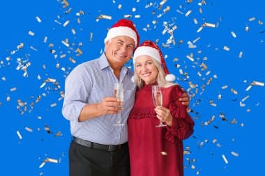 Şampanyalı yaşlı çift Noel 'i renklerle kutluyor