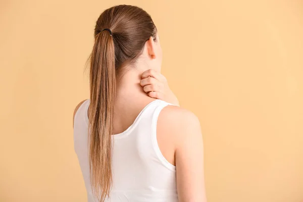 Ung Kvinna Repar Sin Hud Färg Bakgrund — Stockfoto