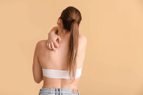 Mujer Joven Arañando Piel Sobre Fondo Color —  Fotos de Stock