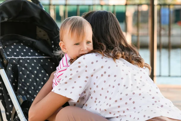 Bebek arabasında bir kadın ve sevimli bebeği.