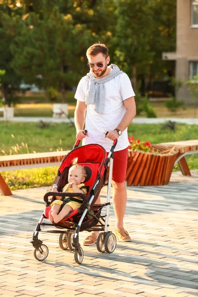 Man Zijn Schattige Baby Kinderwagen Buiten — Stockfoto