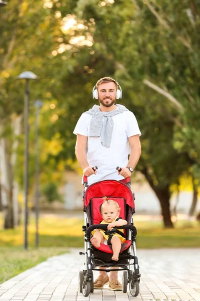 Man Zijn Schattige Baby Kinderwagen Buiten — Stockfoto