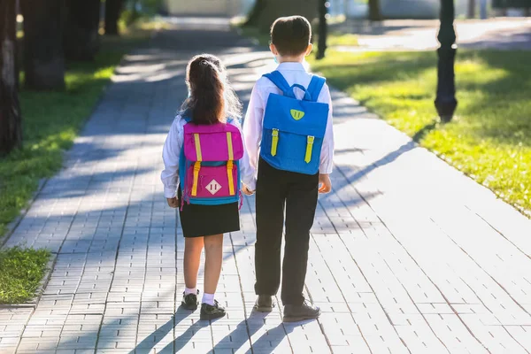 Pupilas Giras Indo Para Escola — Fotografia de Stock