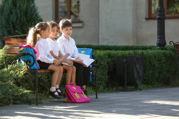 Dışarıdaki Bankta Oturan Küçük Öğrenciler — Stok fotoğraf