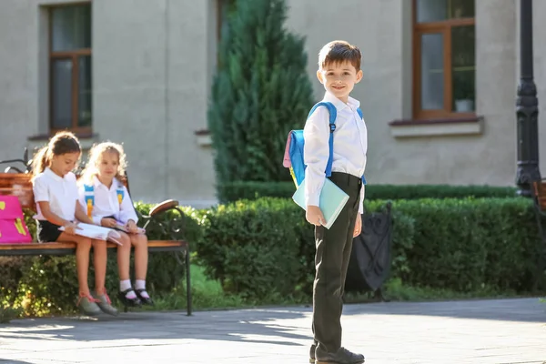 Pequeno Aluno Perto Escola Livre — Fotografia de Stock