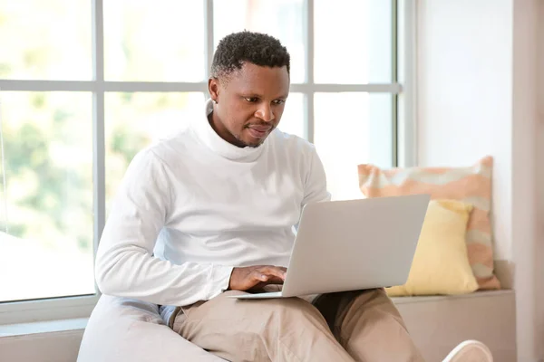 Hombre Afroamericano Trabajando Computadora Portátil Casa — Foto de Stock