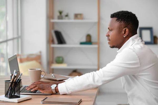 Hombre Afroamericano Trabajando Computadora Portátil Oficina — Foto de Stock