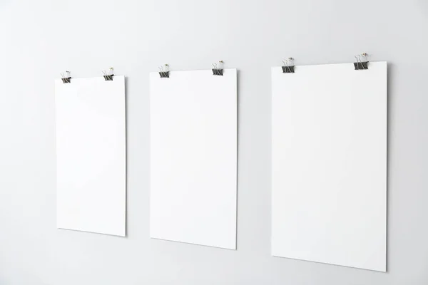 Carteles Blanco Colgados Pared Blanca —  Fotos de Stock