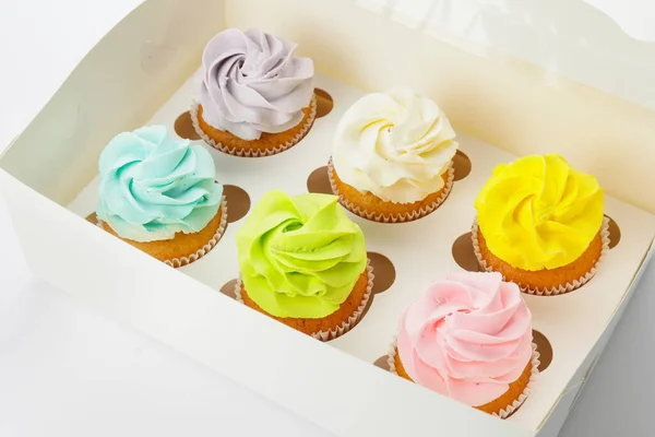 Caixa Com Cupcakes Saborosos Fundo Branco — Fotografia de Stock