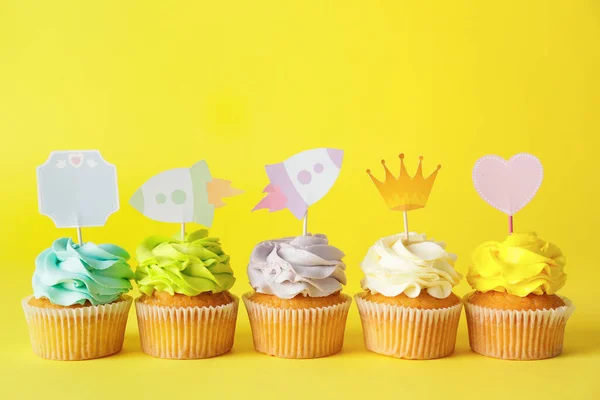 Leckere Cupcakes Mit Stilvollen Toppern Auf Farbigem Hintergrund — Stockfoto